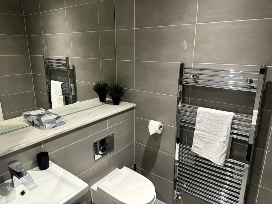 Luxury Oaks Suite, Free Private Parking, 2 Bed 2 Bathroom Apartment, Central Solihull Birmingham Dış mekan fotoğraf