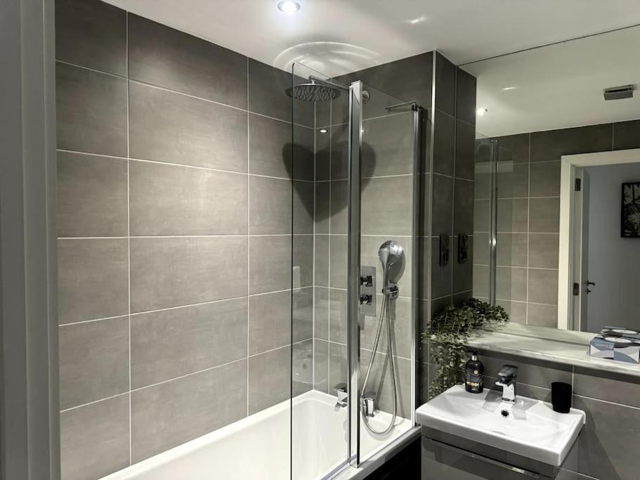 Luxury Oaks Suite, Free Private Parking, 2 Bed 2 Bathroom Apartment, Central Solihull Birmingham Dış mekan fotoğraf
