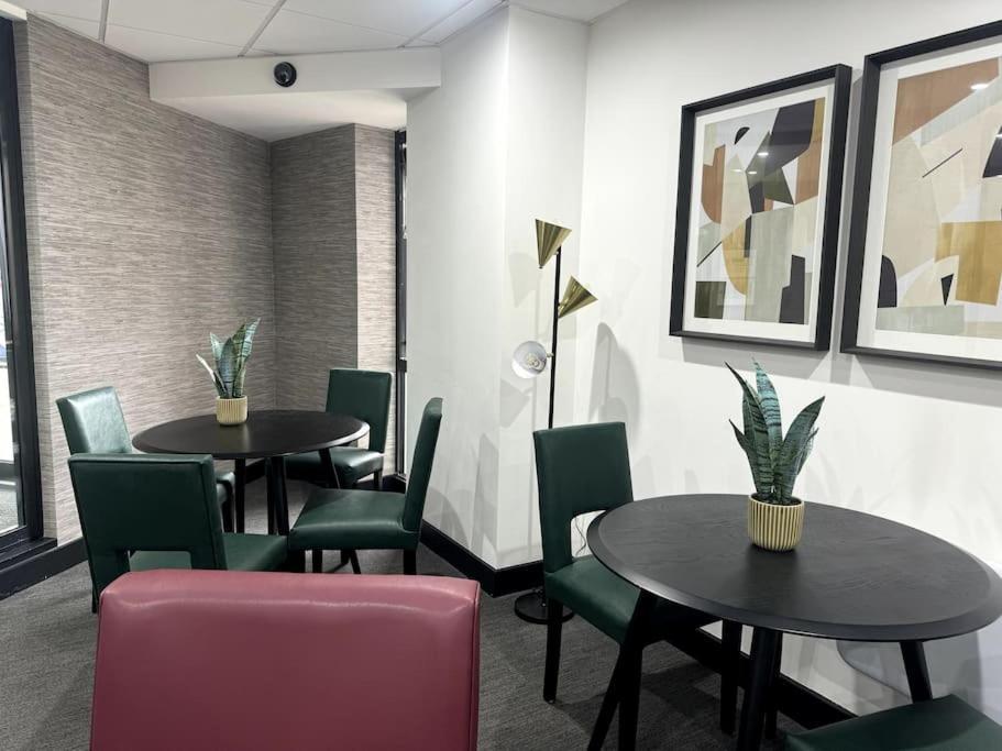 Luxury Oaks Suite, Free Private Parking, 2 Bed 2 Bathroom Apartment, Central Solihull Birmingham Dış mekan fotoğraf